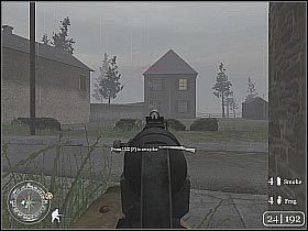 W przypadku samego budynku proponowałbym schować się za traktorem, a następnie rzucić granat dymny (screen 1) - Bergstein (1) | Hill 400 | Misja Call of Duty 2 - Call of Duty 2 - poradnik do gry
