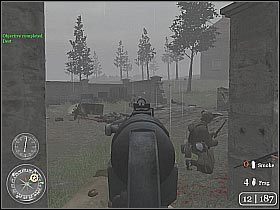 Podejdź teraz do zaparkowanego w tym miejscu pojazdu opancerzonego i w oznaczonym przez grę miejscu załóż ładunek (screen 1) - Bergstein (3) | Hill 400 | Misja Call of Duty 2 - Call of Duty 2 - poradnik do gry