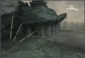 Za nią szybko przebiegnij przez niewielki odcinek drogi, następnie przez drewnianą kładkę, zeskocz z wysokości i wbiegnij do małego budynku (prawe zdjęcie), w którym możesz czuć się bezpiecznie - [Solucja] To The Plane cz.2 | Peter Jacksons King Kong - Peter Jacksons King Kong - poradnik do gry