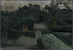 Schodząc niżej po lewej stronie znajduje się budynek, i znów udaj się do niego najprędzej jak tylko możesz (wisieć tam będzie spadochron ze skrzynią, opróżnij ją przy nadarzającej się okazji) - [Solucja] To The Plane cz.2 | Peter Jacksons King Kong - Peter Jacksons King Kong - poradnik do gry