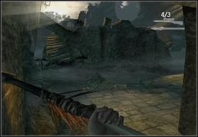 Na kolejnej platformie znów pozbądź się napastliwych potworów (włóczniami, a nie bronią palną) i zapal jedną z dzid, którą później rzuć w chaszcze blokujące schody (zdjęcie lewe) - [Solucja] To The Lair cz.2 | Peter Jacksons King Kong - Peter Jacksons King Kong - poradnik do gry