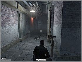 Przykucnij i uważając na strażników przed sobą, skręć w przejście z lewej - Podziemia Belfastu | Kameleon - Kameleon - poradnik do gry