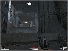 Podnieś pistolet leżący na drewnianej skrzyni [1] i oczyść ze zbirów cały pokój - Podziemia Belfastu | Kameleon - Kameleon - poradnik do gry