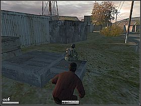 Przejdź przez nią i skręć w prawo, gdzie na końcu żelaznego ogrodzenia znajdziesz dziurę [1] - Lotnisko w Albanii | Kameleon - Kameleon - poradnik do gry