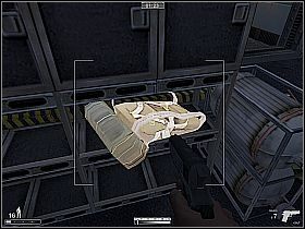 Kiedy ich załatwisz odwróć się od razu o 180 stopni i załatw kolejnego gangstera, który wyjdzie z ładowni - Samolot w Albanii | Kameleon - Kameleon - poradnik do gry