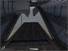 Kiedy się w niej znajdziesz, skorzystaj z panelu z lewej i wysuń skrzynię (najpierw wycofaj ją do tyłu, potem w lewo, a następnie do przodu) nad ruchomą platformę samolotu [1] - Samolot w Albanii | Kameleon - Kameleon - poradnik do gry