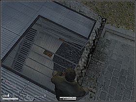 Przebiegnij szybko za żelazne kontenery i uważając na strażników, przejdź na drugą stronę ulicy [1] - Dworzec w Mołdawii | Kameleon - Kameleon - poradnik do gry