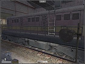 Otwórz drzwi, połóż się na ziemi (żeby nie widział cię wartownik z lewej), podczołgaj się do biurka i przejrzyj papiery [1] - Dworzec w Mołdawii | Kameleon - Kameleon - poradnik do gry