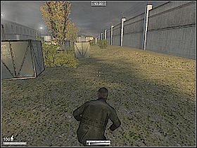 Po wyjechaniu na zewnątrz wyjdź z pociągu i uważając na przechadzających się wartowników, wejdź po żelaznych schodkach na górę - Dworzec w Mołdawii | Kameleon - Kameleon - poradnik do gry