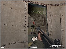 W pewnym momencie dotrzesz do przedziału z zamkniętymi drzwiami, poczekaj, aż z drabinki z prawej zacznie schodzić żołnierz, zastrzel go i wdrap się na dach - Pociąg w Mołdawii | Kameleon - Kameleon - poradnik do gry