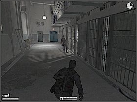 Przeskocz przez dziurę w podłodze, skręć w kolejny korytarz i zastrzel wartownika, którego spotkasz - Więzienie w Kolumbii | Kameleon - Kameleon - poradnik do gry