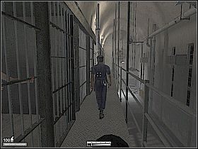 Wróć na korytarz, skręć w prawo i załatw wartownika w recepcji z lewej, po czym udaj się z powrotem do stołówki - Więzienie w Kolumbii | Kameleon - Kameleon - poradnik do gry