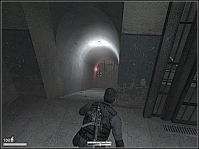 Udaj się w drogę powrotną, ale stań przy ostatniej celi, wychyl się delikatnie i poczekaj na strażnika z lewej - Więzienie w Kolumbii | Kameleon - Kameleon - poradnik do gry