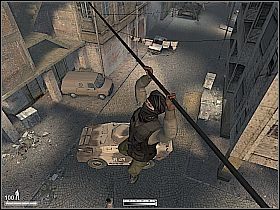 Poczekaj, aż żołnierz na dachu odwróci się do ciebie tyłem [1] , po czym szybko do niego doskocz i załatw go - Ulice Bejrutu | Kameleon - Kameleon - poradnik do gry