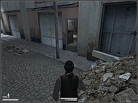 Zejdź po schodach na dół, a kiedy żołnierz z lewej pójdzie za ciężarówkę, zeskocz na winylowe kosze w narożniku z lewej i schowaj się w rozległym cieniu na ulicy [1] - Ulice Bejrutu | Kameleon - Kameleon - poradnik do gry