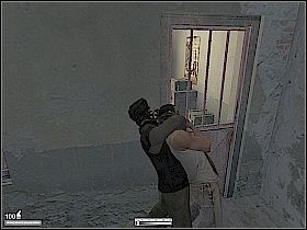 Wdrap się na skrzynie przy ścianie z prawej [1] , wejdź po schodach na górę i rozpraw się po cichu z żołnierzem - Ulice Bejrutu | Kameleon - Kameleon - poradnik do gry