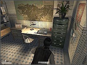 Kiedy znajdziesz się przy centrum propagandy [1] , schowaj się w cieniu na ulicy przed nim i poczekaj, aż żołnierz pójdzie w prawo - Ulice Bejrutu | Kameleon - Kameleon - poradnik do gry