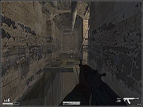 Przed wyjściem do następnego korytarza, zastrzel wartownika siedzącego na krześle z lewej [1] - Podziemia Bejrutu | Kameleon - Kameleon - poradnik do gry