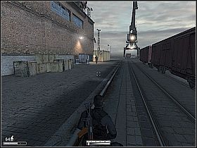 Wyjdź na zewnątrz, przejdź na drugą stronę torów i zacznij przemieszczać się przed siebie - Port w Argentynie - Kameleon - poradnik do gry