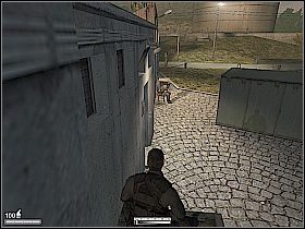 Skorzystaj z kabla [1] i dostań się dzięki niemu na dach budynku, w którym znajduje się generator - Przystań na Kubie | Kameleon - Kameleon - poradnik do gry