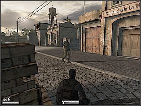 Przestaw dźwignię, wyjdź na zewnątrz i uważając na pobliskich strażników, przejdź przez dziurę w siatce, która znajduje się na jego końcu [1] - Przystań na Kubie | Kameleon - Kameleon - poradnik do gry