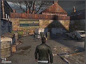 Rusz przed siebie, przejdź przez skrzyżowanie i kontynuuj marsz wzdłuż muru - Poradnik do gry - Ulice Belfastu | Kameleon - Kameleon - poradnik do gry