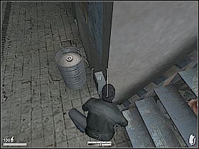 Przeskocz na mur, odwróć się o 180 stopni i przeskocz na parapet, po czym wejdź przez otwarte okno do środka - Poradnik do gry - Ulice Belfastu | Kameleon - Kameleon - poradnik do gry