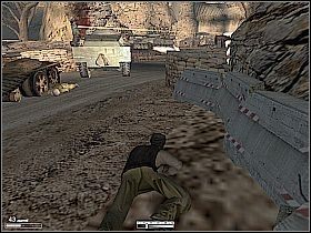 Po dotarciu na miejsce walki przykucnij i zacznij poruszać się wzdłuż góry z prawej [1] - Afganistan | Kameleon - Kameleon - poradnik do gry