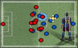 Teoretyczna przewaga czerwonych w środku pola nie daje pewności na brak miejsca na rozegranie piłki przez niebieskich - Niuanse formacji i strategii | Podstawy Pro Evolution Soccer 5 - Pro Evolution Soccer 5 - poradnik do gry