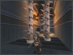 Za załomem na lewo drogę blokuje następna przeszkoda - trzy poziomo ułożone kolczaste kloce - [08] The Ruined Palace (zrujnowany pałac) | Prince of Persia Dwa Trony - Prince of Persia: Dwa Trony - poradnik do gry