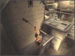 Po ominięciu kloca wybij się mocno w prawą stronę i poszybuj na drążek, wystający ze stojącego obok budynku - [12] The Fortress (twierdza) | Prince of Persia Dwa Trony - Prince of Persia: Dwa Trony - poradnik do gry