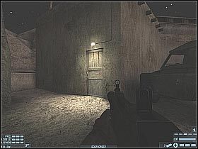 W pierwszym pomieszczeniu będzie na Ciebie czekało co najmniej dwóch terrorystów (#1) - [Misja 03] [Segment 3/3] Desert Village | Rainbow Six Lockdown - Tom Clancys Rainbow Six: Lockdown - poradnik do gry