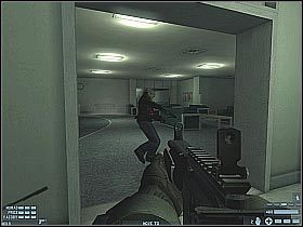 Teraz SZYBKO obróć się w lewo i zlikwiduj gostka, który będzie najprawdopodobniej pilnował zakładników (#1) - [Misja 09] [Segment 1/2] Hospital | Rainbow Six Lockdown - Tom Clancys Rainbow Six: Lockdown - poradnik do gry