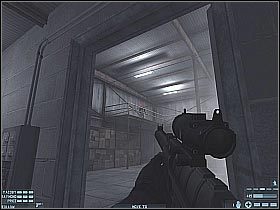 Osobiście radziłbym zaczekać co najmniej kilkanaście sekund, gdyż namierzanie wrogów w gęstym dymie z całą pewnością nie zalicza się do przyjemnych doznań - [Misja 10] [Segment 1z2] Docks | Rainbow Six Lockdown - Tom Clancys Rainbow Six: Lockdown - poradnik do gry