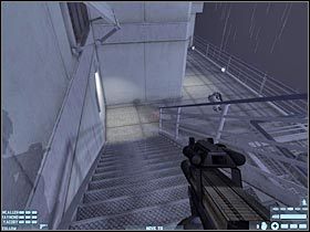 Obróć się teraz i skieruj w stronę przejścia zlokalizowanego pod schodami, z których przed chwilą korzystałeś (#1) - [Misja 11] [Segment 1/2] Channel Ferry | Rainbow Six Lockdown - Tom Clancys Rainbow Six: Lockdown - poradnik do gry