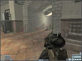 W pierwszej kolejności będziesz się musiał zająć gostkiem przyczajonym w lewym pomieszczeniu (#1) - [Misja 12] [Segment 1/2] Marseilles | Rainbow Six Lockdown - Tom Clancys Rainbow Six: Lockdown - poradnik do gry