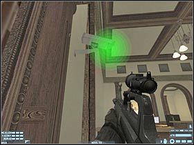 Obróć się w prawo i w miarę możliwości bezboleśnie postaraj się wyeliminować nowych terrorystów, którzy powinni się tu za chwilę zjawić (#1) - [Misja 13] [Segment 1/2] NATO Summit | Rainbow Six Lockdown - Tom Clancys Rainbow Six: Lockdown - poradnik do gry