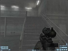 Skieruj się do lewego pomieszczenia, ulokowanego nad drzwiami, z których korzystałeś kilka minut wcześniej (#1) - [Misja 15] [Segment 1/3] Mercenary Base | Rainbow Six Lockdown - Tom Clancys Rainbow Six: Lockdown - poradnik do gry