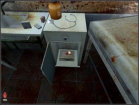 Wracamy do gabinetu w którym się ocknęliśmy i znalezionym kluczykiem otwieramy szafkę koło łóżka, znajdujemy w niej apteczkę, która na pewno się przyda - Poradnik do gry - [Solucja] Chirurgia | Bloodline Uśpione zło - Bloodline: Uśpione zło - poradnik do gry