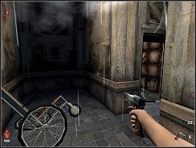 Wychodzimy z pokoju i skręcamy w prawo, na powitanie przybiegnie wygłodniały zombie - [Solucja] Lewe skrzydło - pierwsze piętro | Bloodline Uśpione zło - Bloodline: Uśpione zło - poradnik do gry