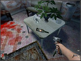 Na wstępie zostajemy zaatakowani przez nie do końca umarłą pielęgniarka (to chyba ofiara reform w służbie zdrowia ;-) Gdy ją pokonamy, ze ściany po lewej zabieramy gaśnicę a z poczekalni butelki - [Solucja] Pokoje pacjentów | Bloodline Uśpione zło - Bloodline: Uśpione zło - poradnik do gry