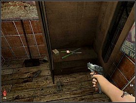 Naprzeciw toalety znajdują się brama - przechodzimy przez nią i trafiamy do schowka, znajdujemy w nim pół sekatora, doskonale nadający się jako broń przeciw zombie gdy zabraknie nam amunicji - [Solucja] Lewe skrzydło - parter | Bloodline Uśpione zło - Bloodline: Uśpione zło - poradnik do gry