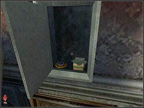 Sejf znajdujemy się za czerwonym obrazem koło fotela, zdejmujemy obraz i otwieramy go (nasza postać robi to automatycznie po przeczytaniu kartki z kościotrupa) - [Solucja] Lewe skrzydło - parter | Bloodline Uśpione zło - Bloodline: Uśpione zło - poradnik do gry