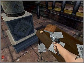 Na stoliku po lewej stronie sali znajduje się puszka ryb (przywraca 10 punktów energii) oraz część zabawki - [Solucja] Recepcja cz.1 | Bloodline Uśpione zło - Bloodline: Uśpione zło - poradnik do gry