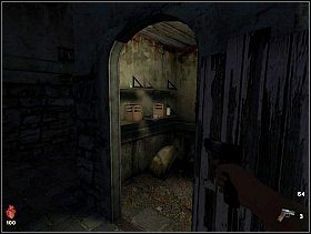 Do pomieszczenia w którym ukryła się tajemnicza istota prowadzi korytarz ze zniszczonym wózkiem inwalidzkim - [Solucja] Piwnica cz.1 | Bloodline Uśpione zło - Bloodline: Uśpione zło - poradnik do gry