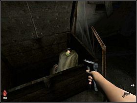 Naprzeciw tego pomieszczenie znajduje się pokój z bujanym fotelem i dużą skrzynią - [Solucja] Piwnica cz.1 | Bloodline Uśpione zło - Bloodline: Uśpione zło - poradnik do gry