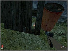 Przyglądnijmy się tez leżącej przed schodami wronie - [Solucja] Dziedziniec ośrodka cz.2 | Bloodline Uśpione zło - Bloodline: Uśpione zło - poradnik do gry