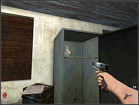 Koło szafki znajdujemy koktajle Mołotowa, w szafce jest proch do muszkietu - [Solucja] Doki cz.1 | Bloodline Uśpione zło - Bloodline: Uśpione zło - poradnik do gry