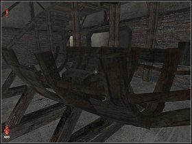 Przypominamy sobie wiszącą nad szkieletem łodzi ciężką konstrukcję, za jej pomocą rozbijemy skrzynię - [Solucja] Doki cz.2 | Bloodline Uśpione zło - Bloodline: Uśpione zło - poradnik do gry