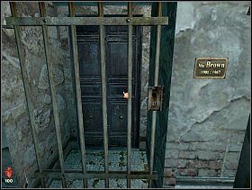 Wracamy na główną alejkę cmentarza i kierujemy się w drugie drzwi po prawej - [Solucja] Cmentarz | Bloodline Uśpione zło - Bloodline: Uśpione zło - poradnik do gry